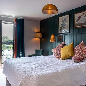 Hotel The Bridge, Chertsey