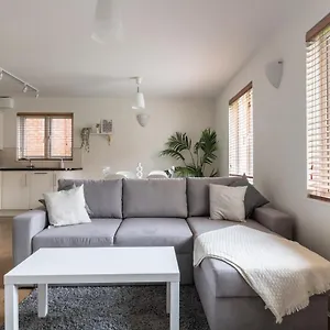  Apartment Bright 2br - 2 Free Parking Spaces - Near Lgw Airport