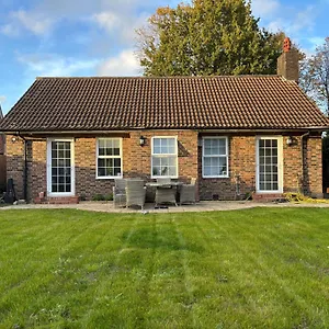  Holiday home Charming 2br - Fully Furnished - 10min Lgw - Free Parking