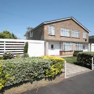  Holiday home Nicely Decorated 3 Bedroom House Near Heathrow, London